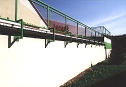 Grüner Schutzgeländer-Montageweg an der Fassade