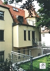 Firmengebäude mit Geländern und Terrassen