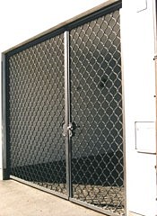 Breites Doppel-Tor aus Metallgitter