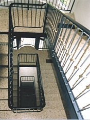 Wendeltreppe mit schwarzen Metallgeländern
