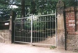 Hohes schmiedeeisernes Gartentor mit Ziergitter
