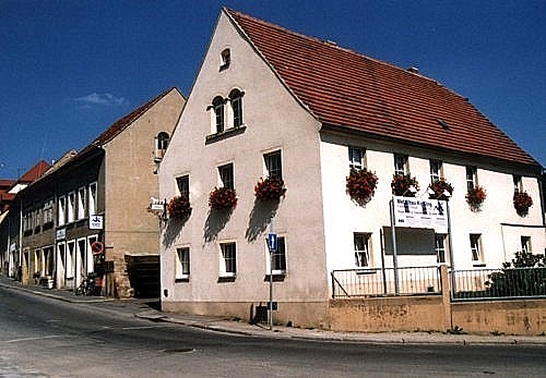 Traditionelles Firmengebäude der Metallbau Kießling Federnschmiede GmbH in Radeberg