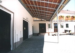 Überdachter Hof mit Metallkonstruktion