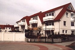 Mehrstöckiges Wohnhaus mit Metallzaun