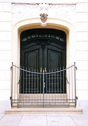 Haustür mit kunstvollem schmiedeeisernem Geländer